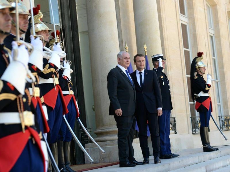 Premierminister Netanyahu und der französische Präsident Macron bei der Zeremonie